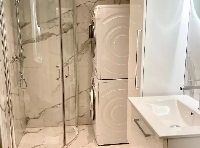 아파트 Modern 2 Bedroom In Centre *